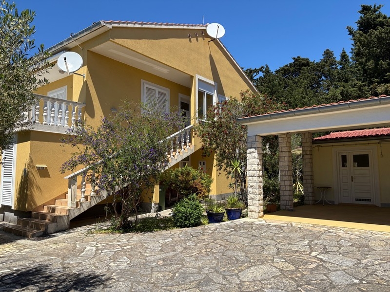 Vista esterna della casa familiare con terrazza coperta a Muline sull'isola di Ugljan