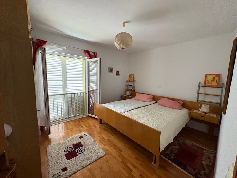 Camera da letto con letto matrimoniale e porta della terrazza