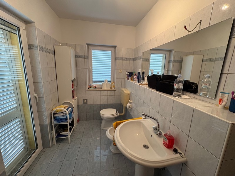 Bagno con WC e lavabo