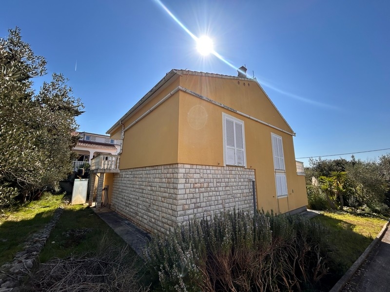 Casa familiare con zoccolo in pietra e giardino sull'isola di Ugljan