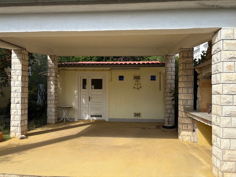 Terrazza coperta con ingresso della casa