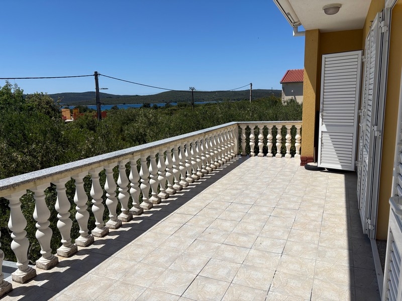 Grande terrazza con vista mare e balaustra in Croazia