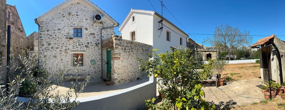 Vista esterna della casa in pietra con giardino in Croazia