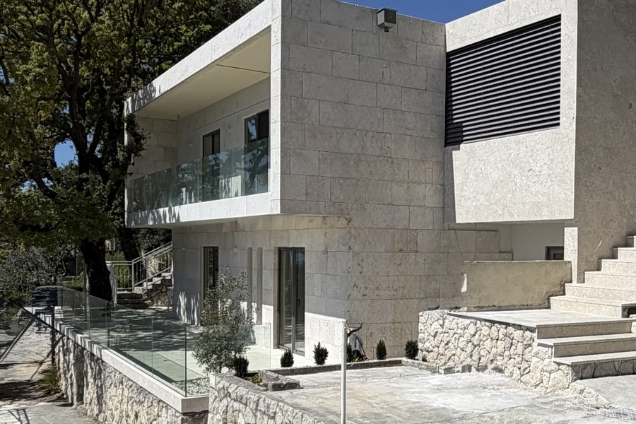 Casa indipendente con facciata in pietra a Omis