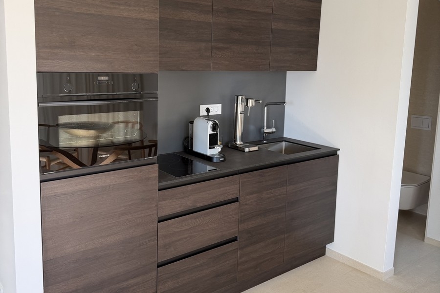 Cucina con forno e macchina del caffè
