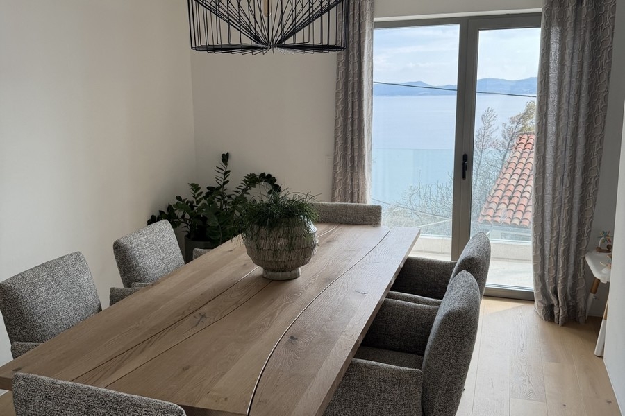 Zona salotto con tavolo e vista mare