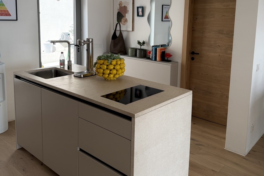 Cucina moderna con isola