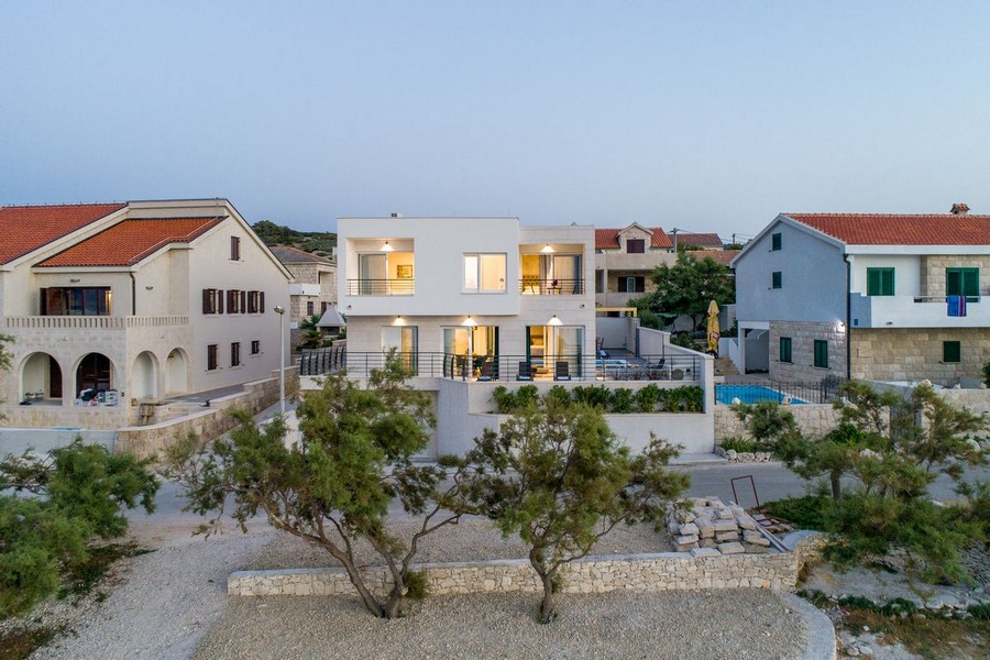 Piscina riscaldata della villa con vista sul mare