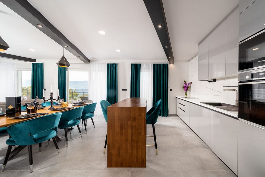 Zona giorno moderna con cucina a vista