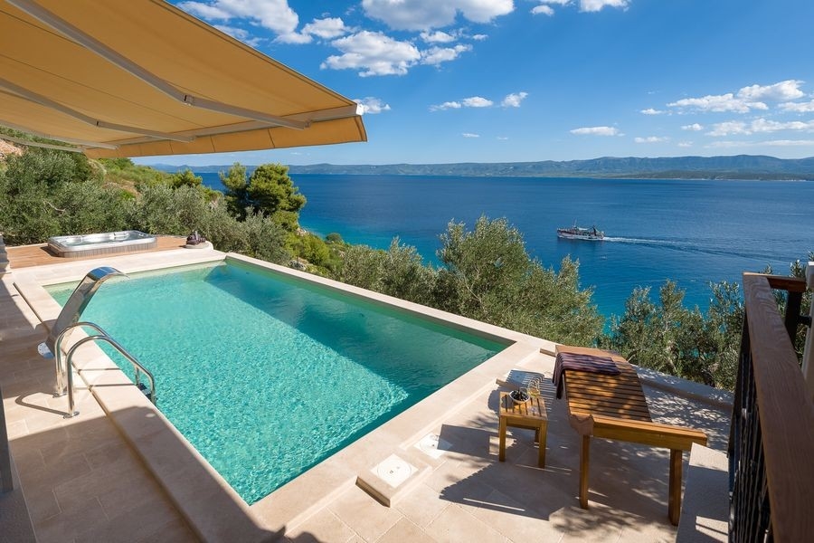 Piscina con vista mare sull'isola di Brac