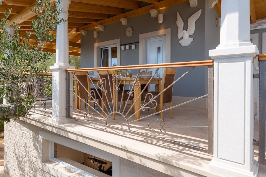 Terrazza coperta con ringhiera presso la casa