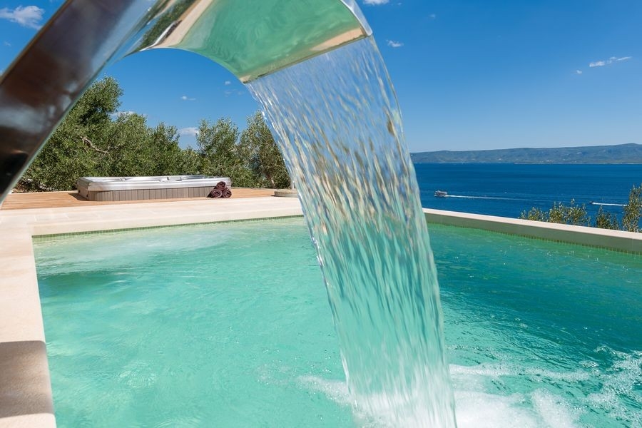 Doccia a cascata presso la piscina con vista mare