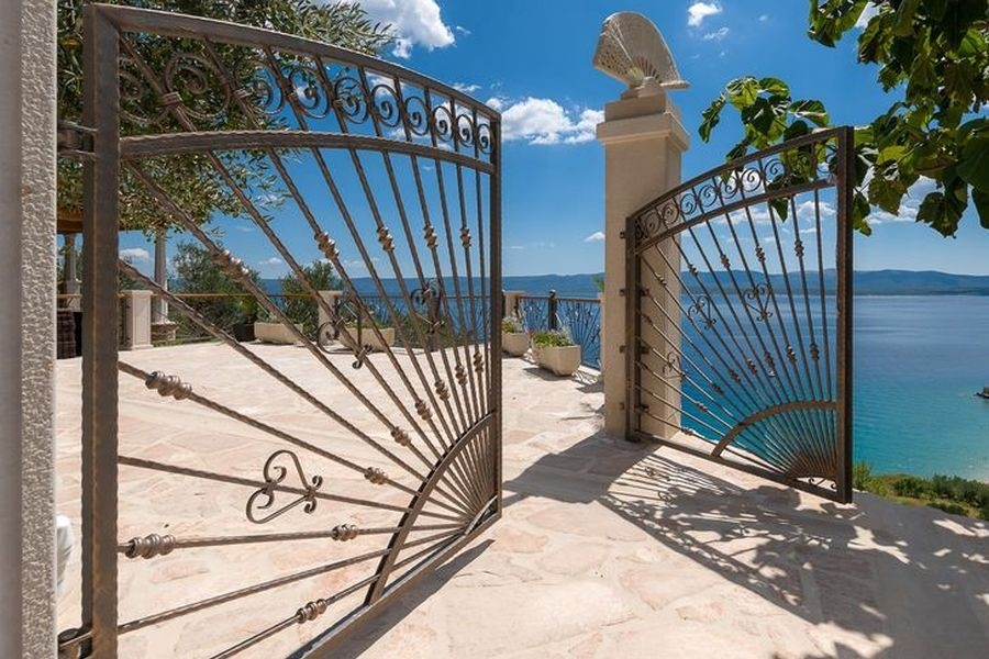 Cancello in ferro battuto con vista mare in Croazia