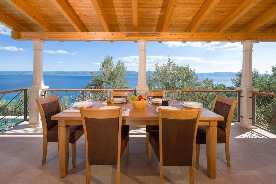 Terrazza coperta con grande tavolo e sedie