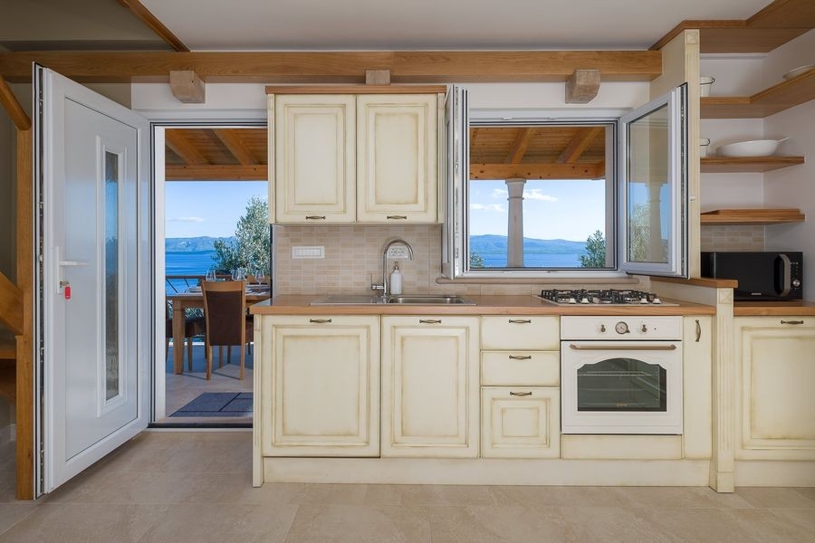 Cucina luminosa con finestra sul mare