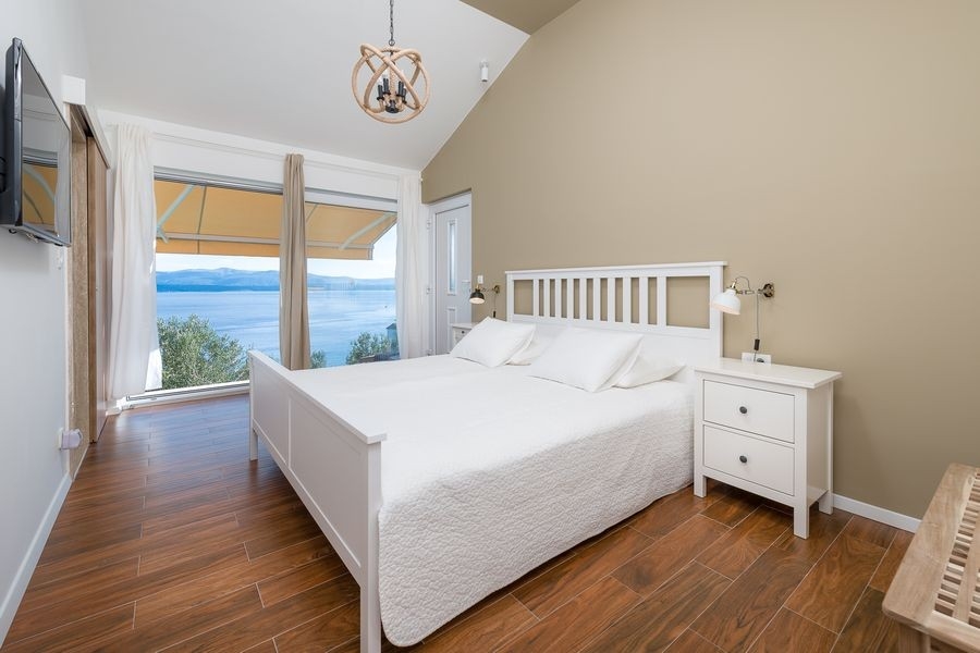 Camera da letto con letto matrimoniale e vista mare