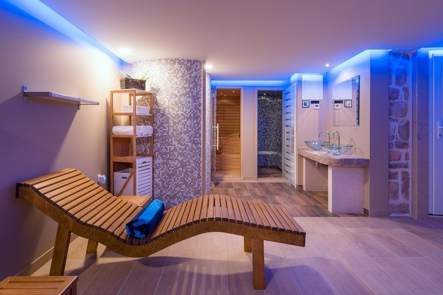 Area wellness con sauna e lettino relax