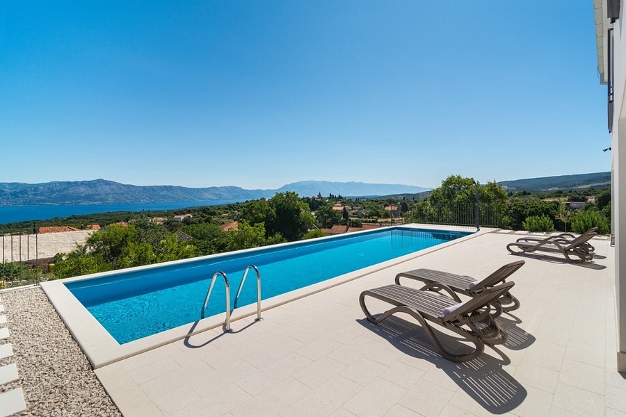 Piscina con vista mare e lettini