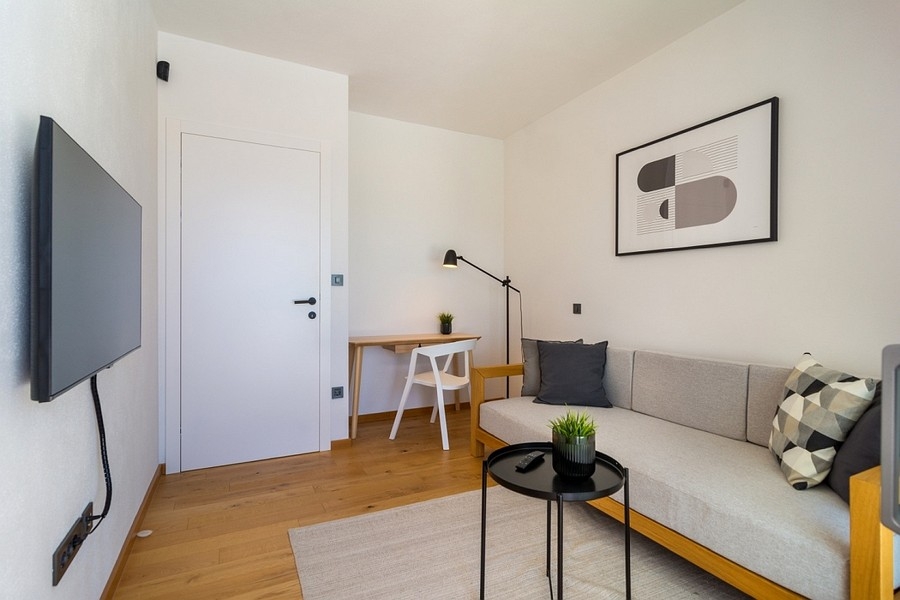 Zona salotto con divano e televisore