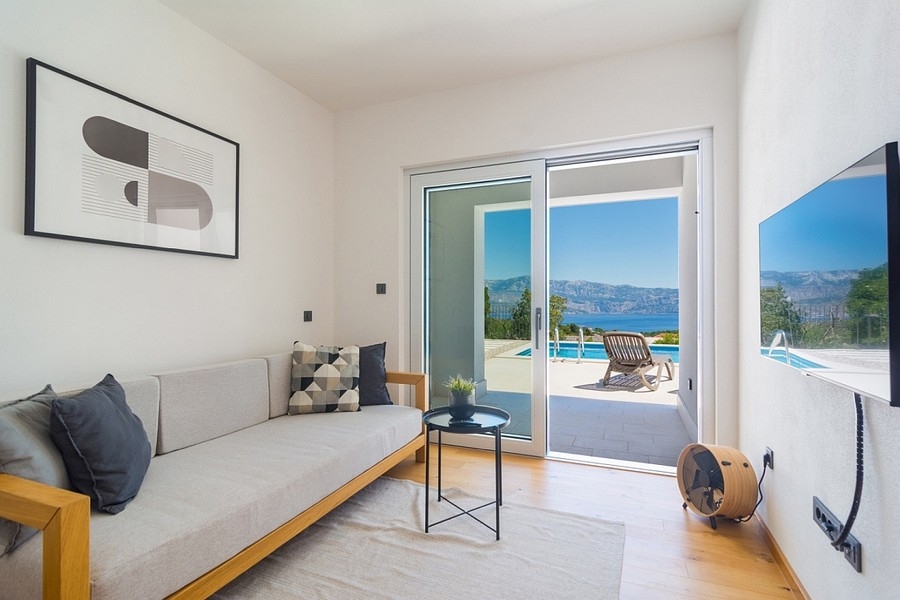 Zona giorno con accesso alla terrazza e vista mare