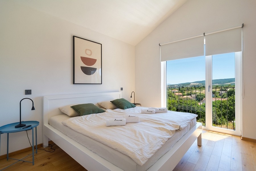 Camera da letto con letto matrimoniale e vista