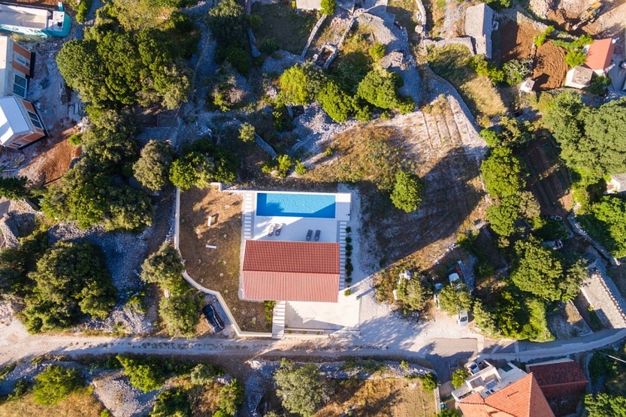 Veduta aerea di casa e piscina a Brac