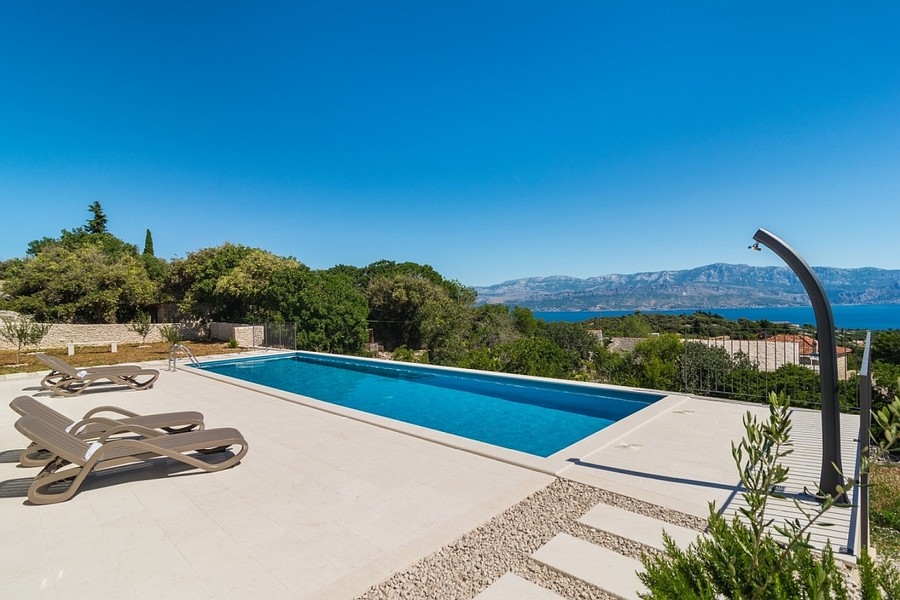 Zona piscina con vista panoramica sul mare
