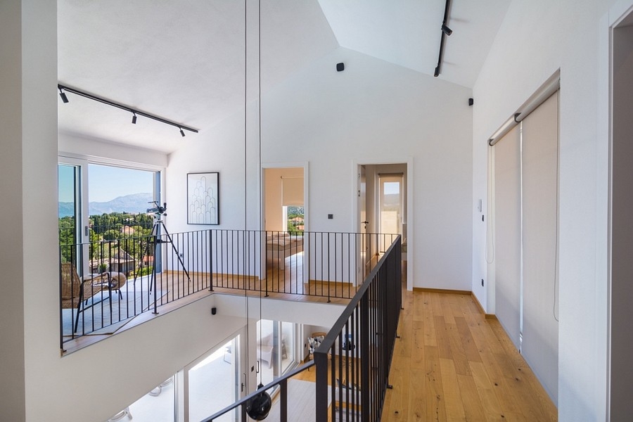 Galleria al piano superiore con vista mare