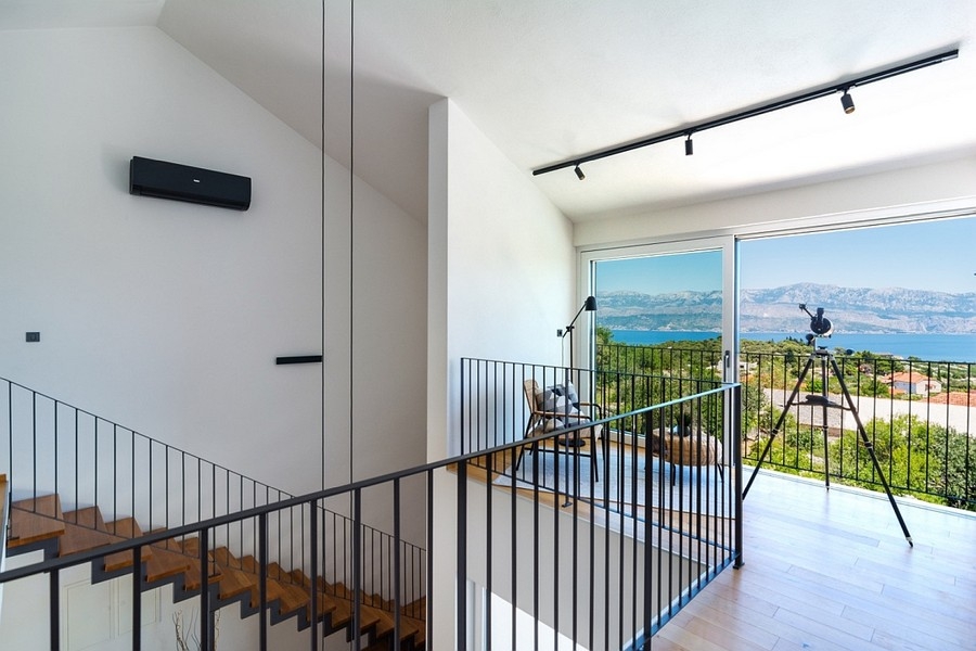 Zona scale con accesso al balcone e vista mare