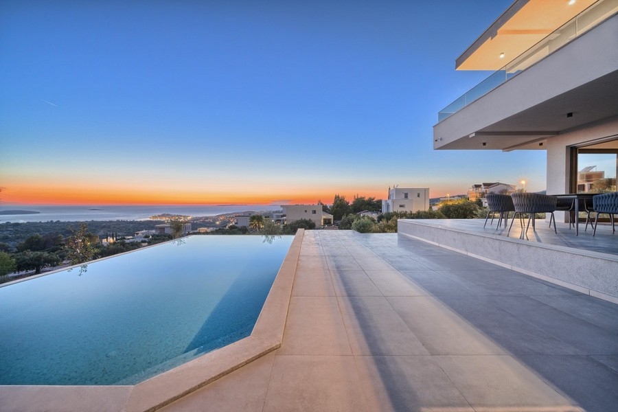 Infinity pool con vista mare al tramonto