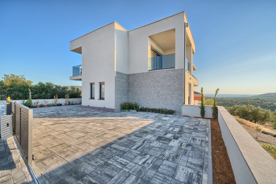 Vista esterna della villa con piazzale