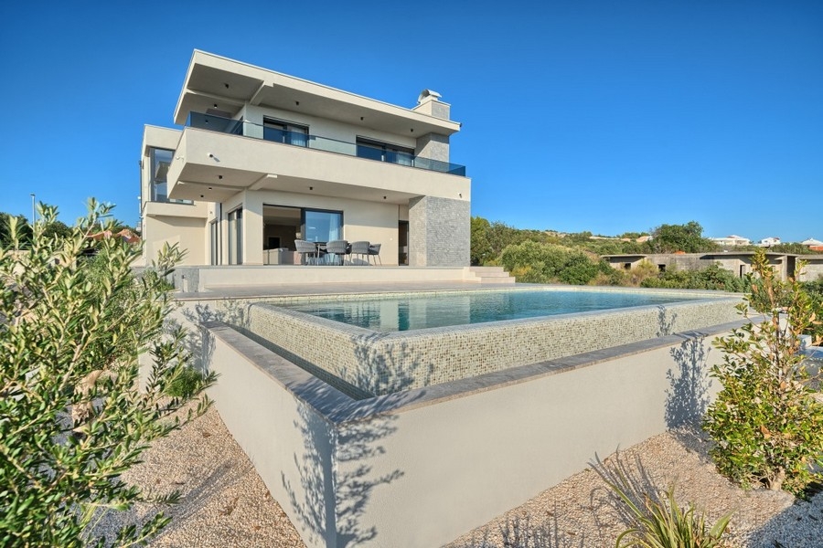 Vista esterna della villa con piscina e giardino in Croazia