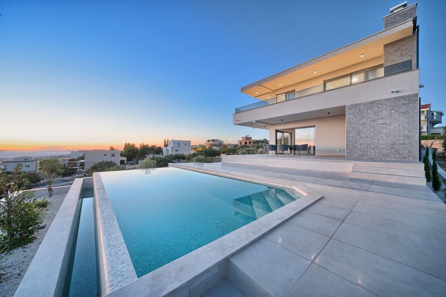Villa con piscina al tramonto