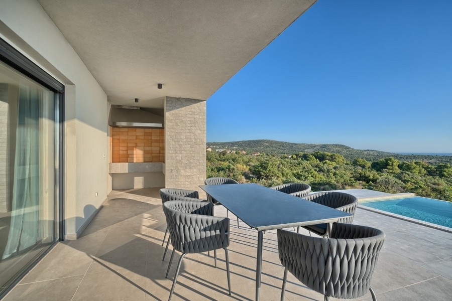 Terrazza coperta con zona salotto e vista