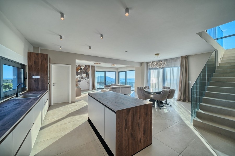 Cucina moderna con isola e zona giorno