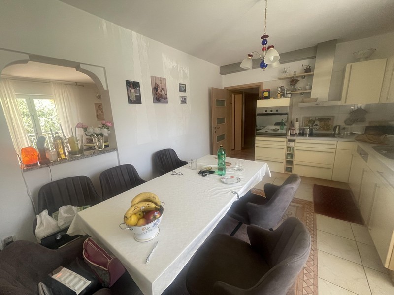 Cucina a vista con zona salotto