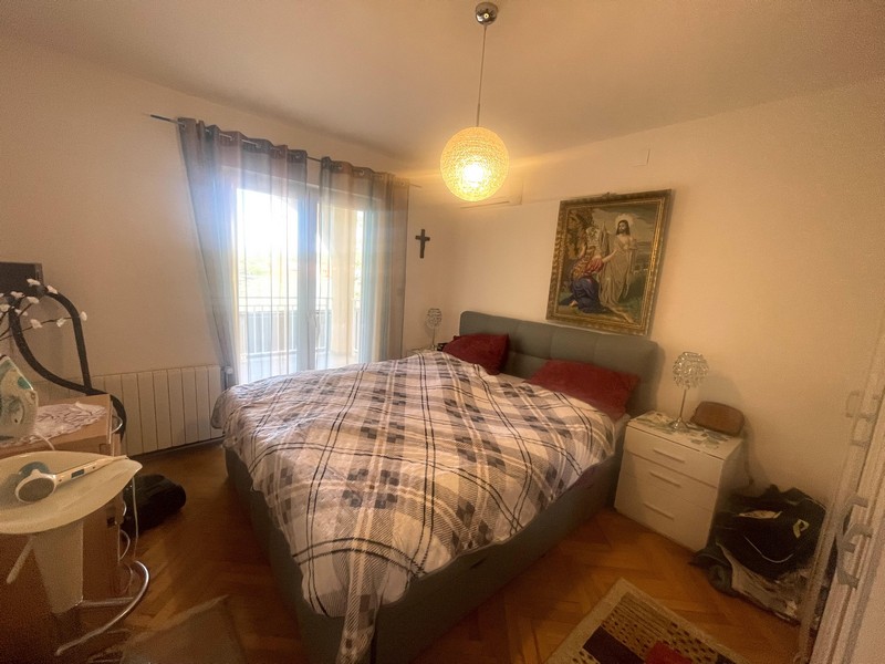 Accogliente camera da letto con letto matrimoniale