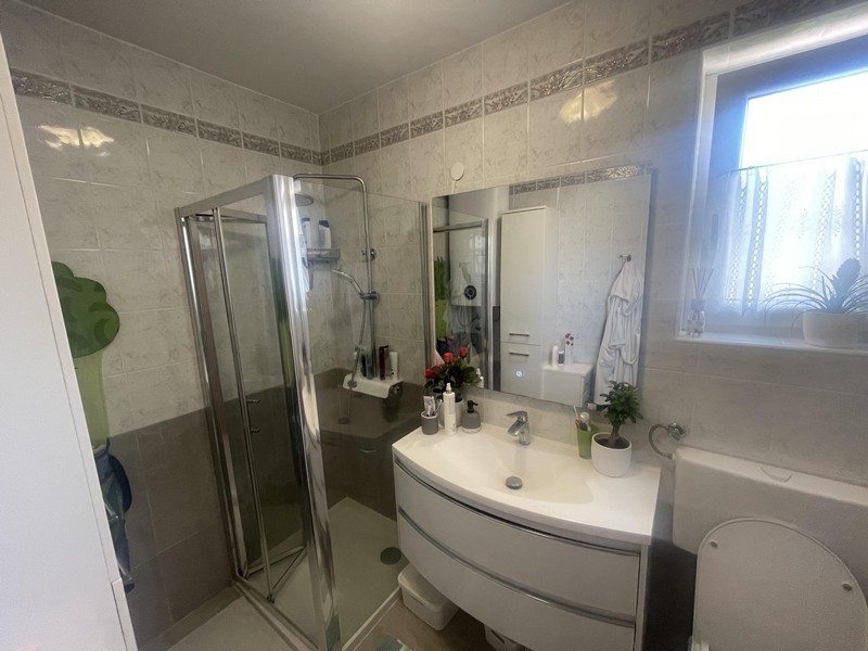 Bagno moderno con doccia