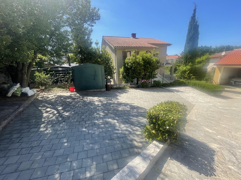 Piazzale pavimentato con giardino