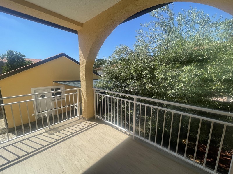 Terrazza coperta con vista sul giardino