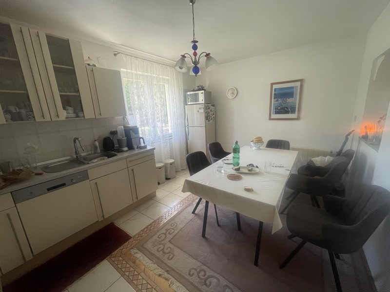 Cucina abitabile luminosa con zona salotto