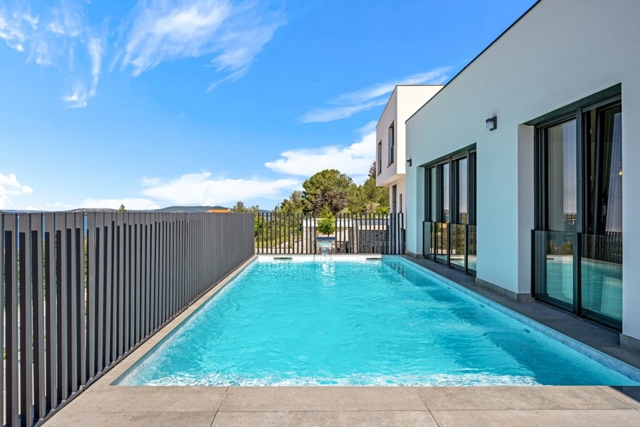 Villa moderna con piscina riscaldata e vista mare in Croazia