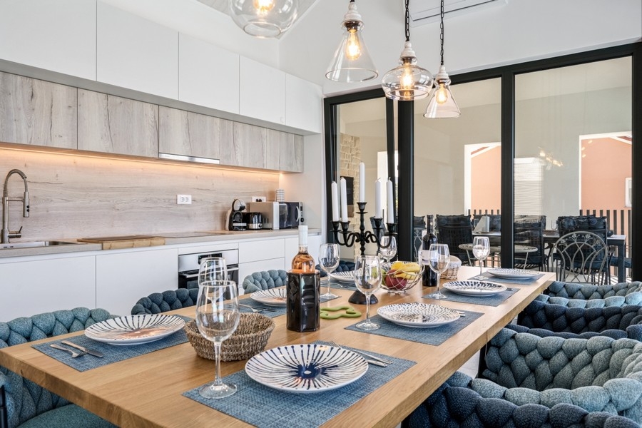 Cucina moderna con zona pranzo