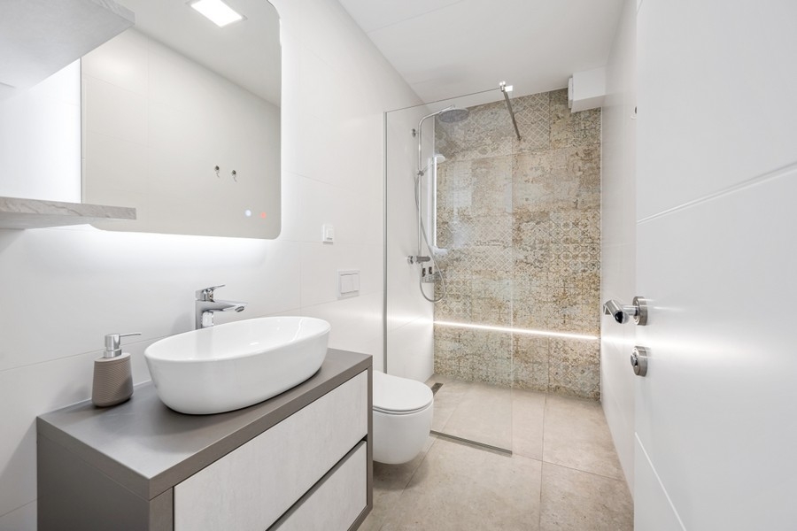 Bagno moderno con doccia