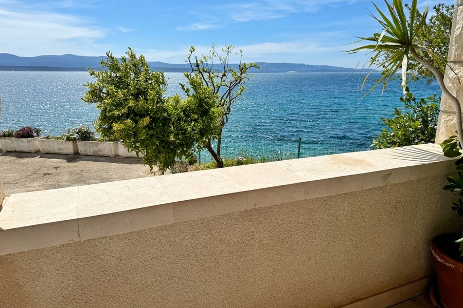 Terrazza con vista mare nella casa in pietra sull'isola di Brac