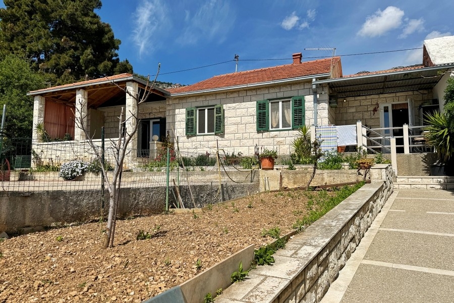 Vista esterna della casa in pietra in Croazia