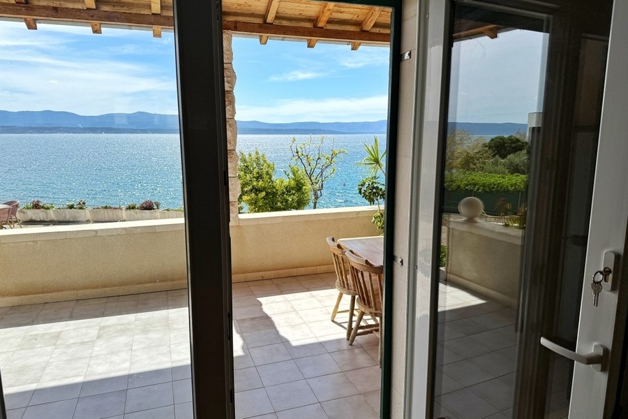 Soggiorno con grandi finestre e vista mare
