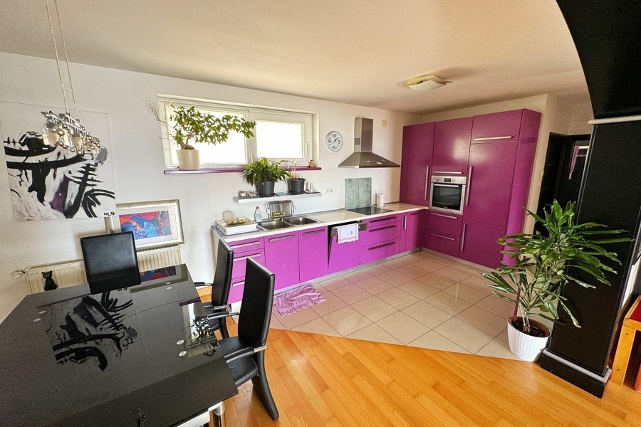 Cucina moderna con ante colorate