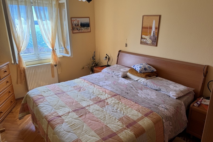 Camera da letto con finestra e vista mare in Croazia