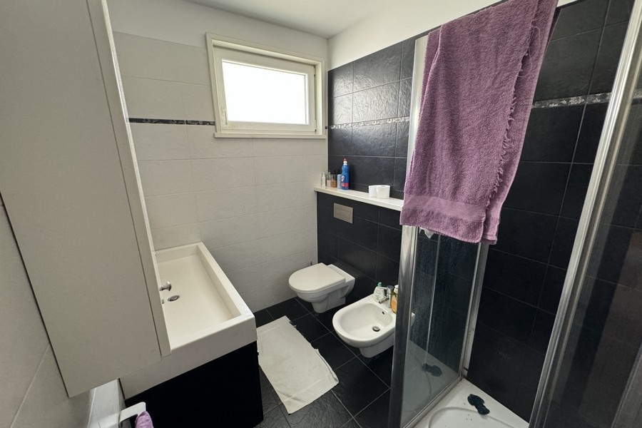 Bagno con piastrelle nella casa in pietra a Brac